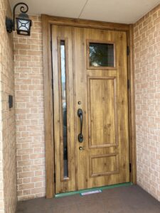 洋風デザインと木目色で玄関がぐっと華やかに♪