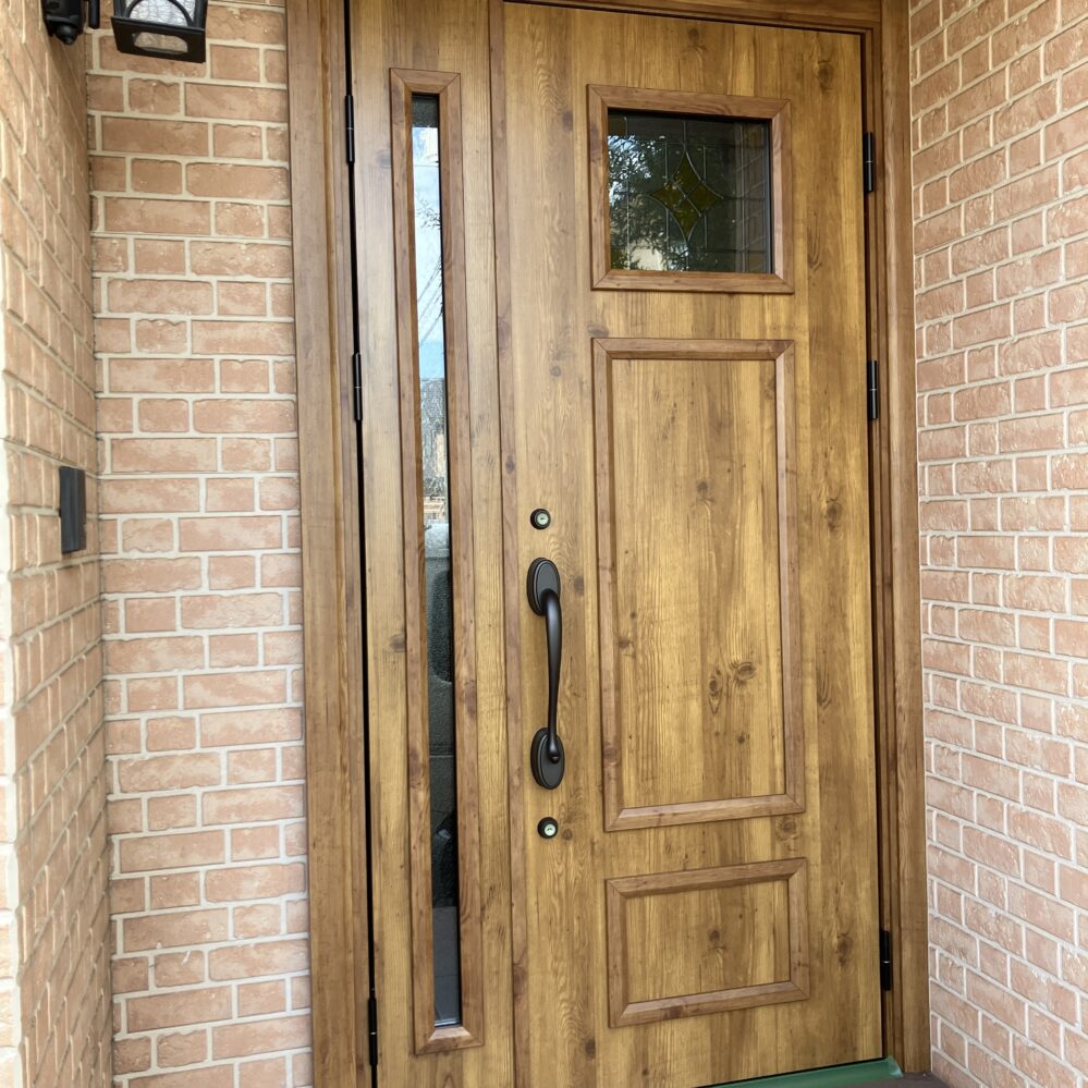 洋風デザインと木目色で玄関がぐっと華やかに♪