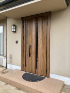 ✨玄関リフォームが続いています！新色ドライチークをご紹介